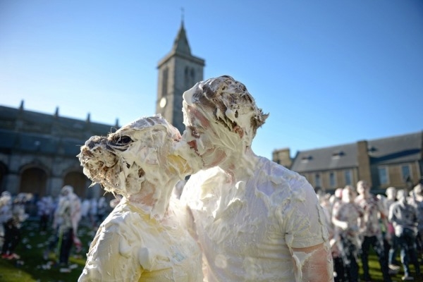 
	
	Những sinh viên thuộc trường đại học St. Andrew đang tham gia một lễ hội truyền thống với việc bao phủ chính mình bằng bọt xà phồng vào ngày 04/11/2013 ở St Andrew, Scotland.